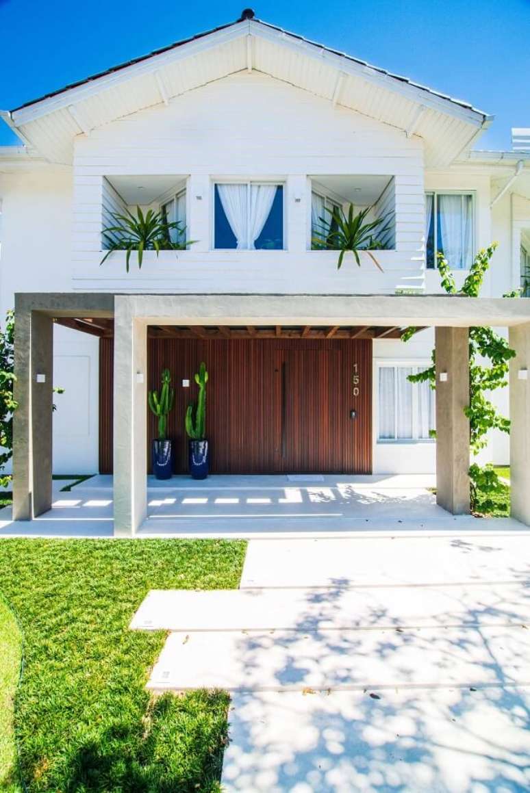 8. Porta da garagem decorada com cacto grande. Fonte &ndash; Revisite