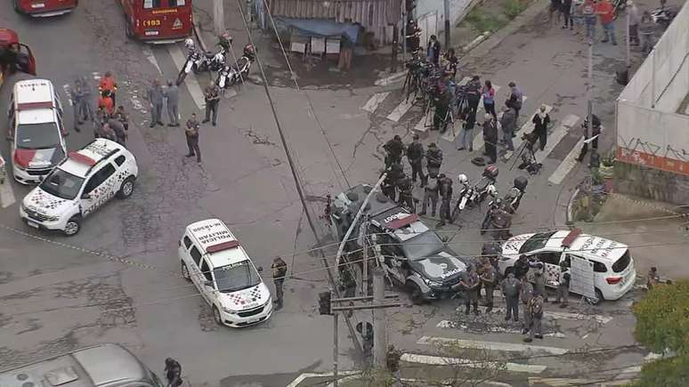 Polícia Militar cerca carro