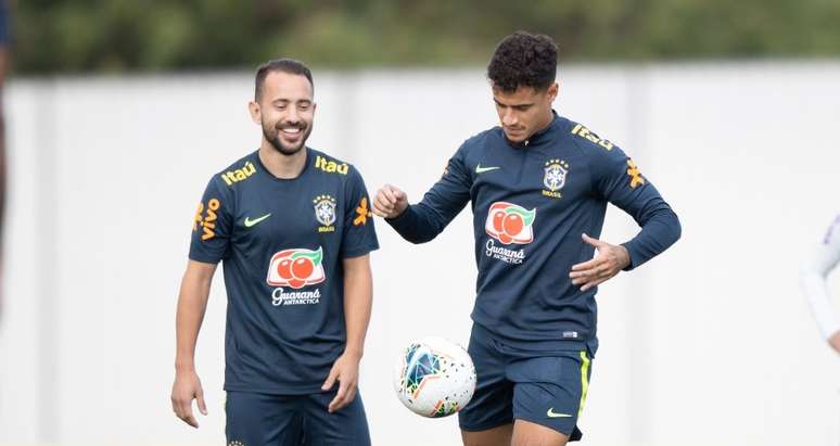 Everton Ribeiro e Philippe Coutinho
