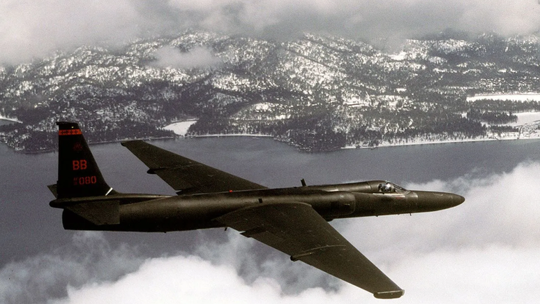 O avião U-2 foi projetado para espionar o território soviético e acompanhar seu desenvolvimento militar. Ele acabou servindo também para espionar os acontecimentos em Cuba.