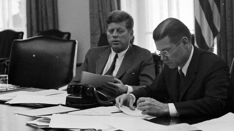 O presidente americano John F. Kennedy e seu ministro da Defesa, Robert McNamara, em sessão do Conselho Executivo do Conselho de Segurança Nacional