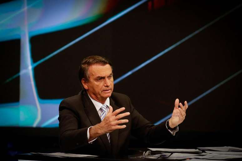 Bolsonaro faz apelo contra abstenção e ironiza ausência de Lula: "Estou com saudades"