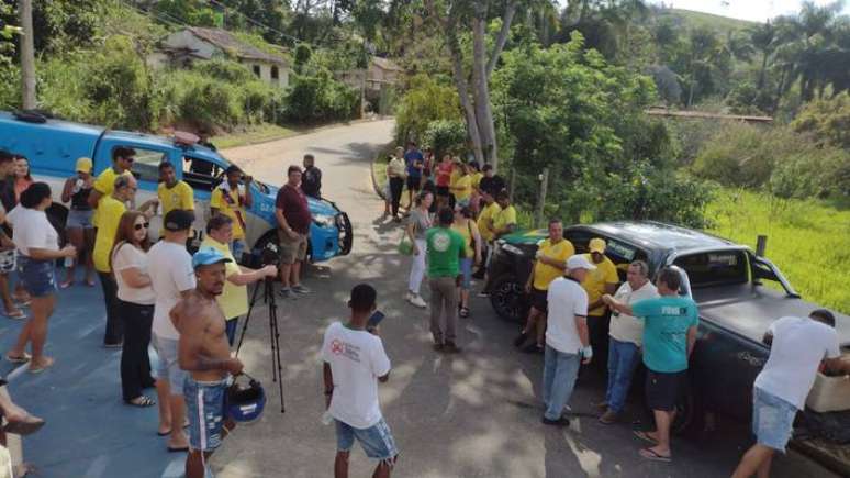 Moradores locais de Levy Gasparian, inferior do Rio de Janeiro, se concentram em frente à casa do ex-deputado federal Roberto Jefferson (PTB).