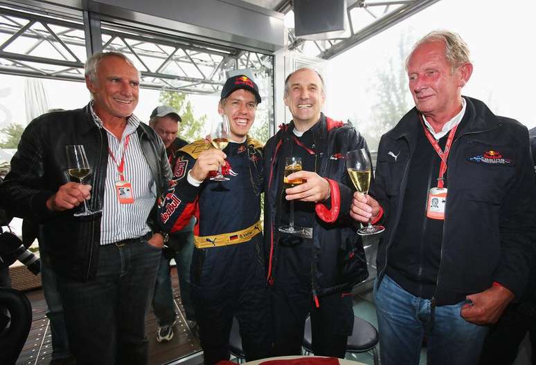 Vettel e Tost vibram em Monza 2008 juntos de Mateschitz e Marko 