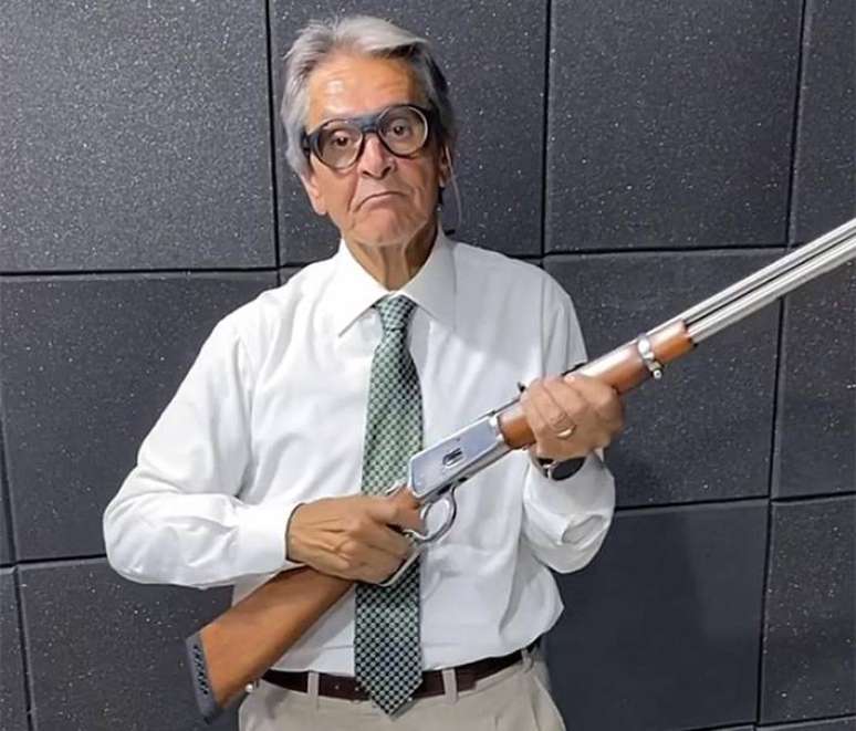 o ex-deputado federal Roberto Jeffeson (PTB) posa para foto com arma na mão.