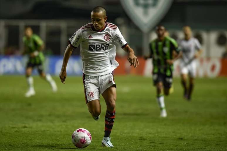 Flamengo assina novo contrato bilionário com Matheus França