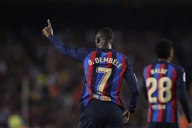 Dembelé foi o destaque no Camp Nou neste domingo (Foto: JOSEP LAGO / AFP)