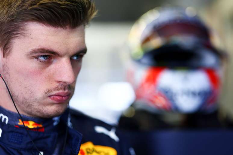 Max Verstappen larga em segundo em Austin, mas não escondeu a tristeza pela morte do fundador da Red Bull 