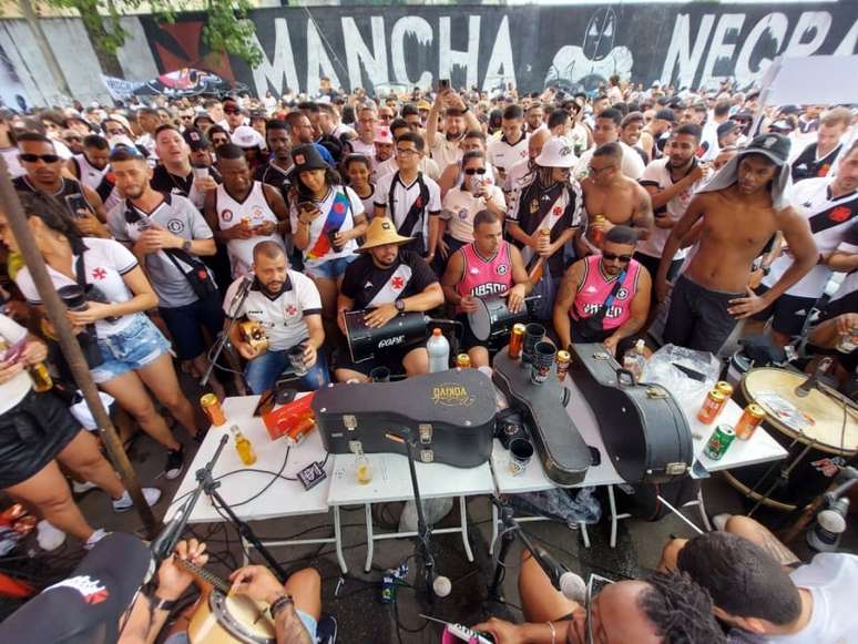 Grupo tem arrastado centenas de torcedores para os pré-jogos do Vasco (Foto: Matheus Andrade/LANCE)