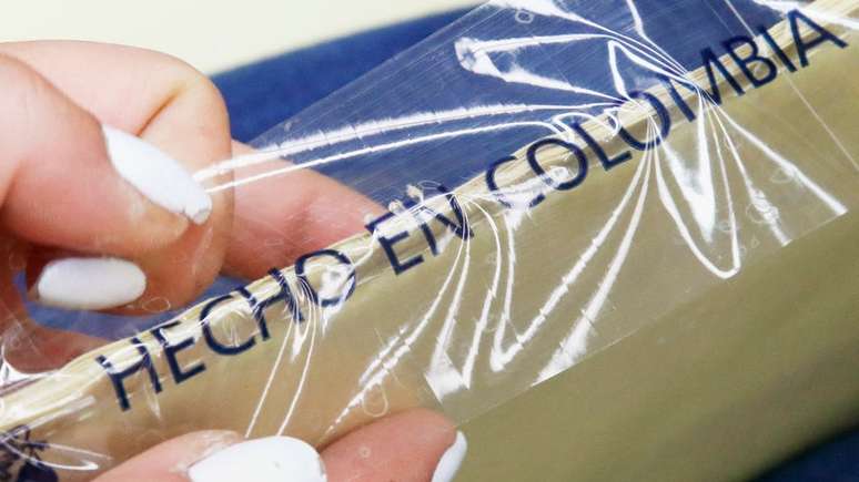 Adesivo que diz "feito na Col&ocirc;mbia"