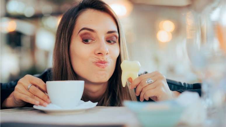 Tomar café ou cuidar dos dentes para não manchar: uma dicotomia real ou falsa?