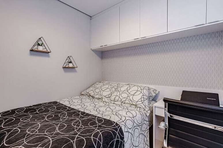 18. Como organizar um quarto modulado pequeno de solteiro com decoração de ambientes neutros – Foto Ana Johns