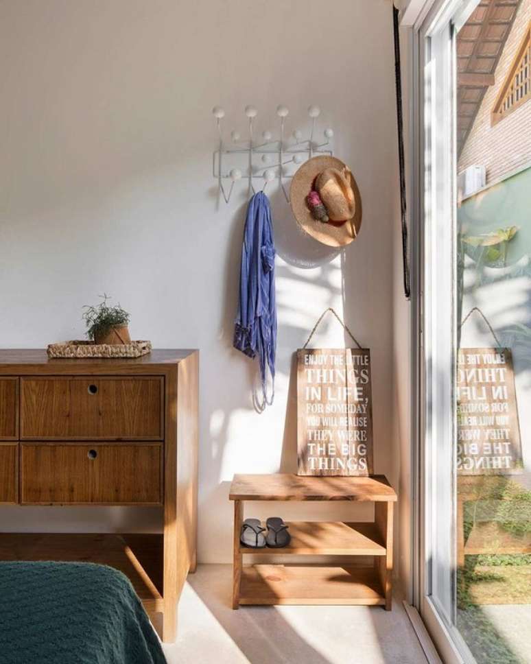 54. Sapateira de madeira rustica no quarto modulado – Foto Casa de Valentian