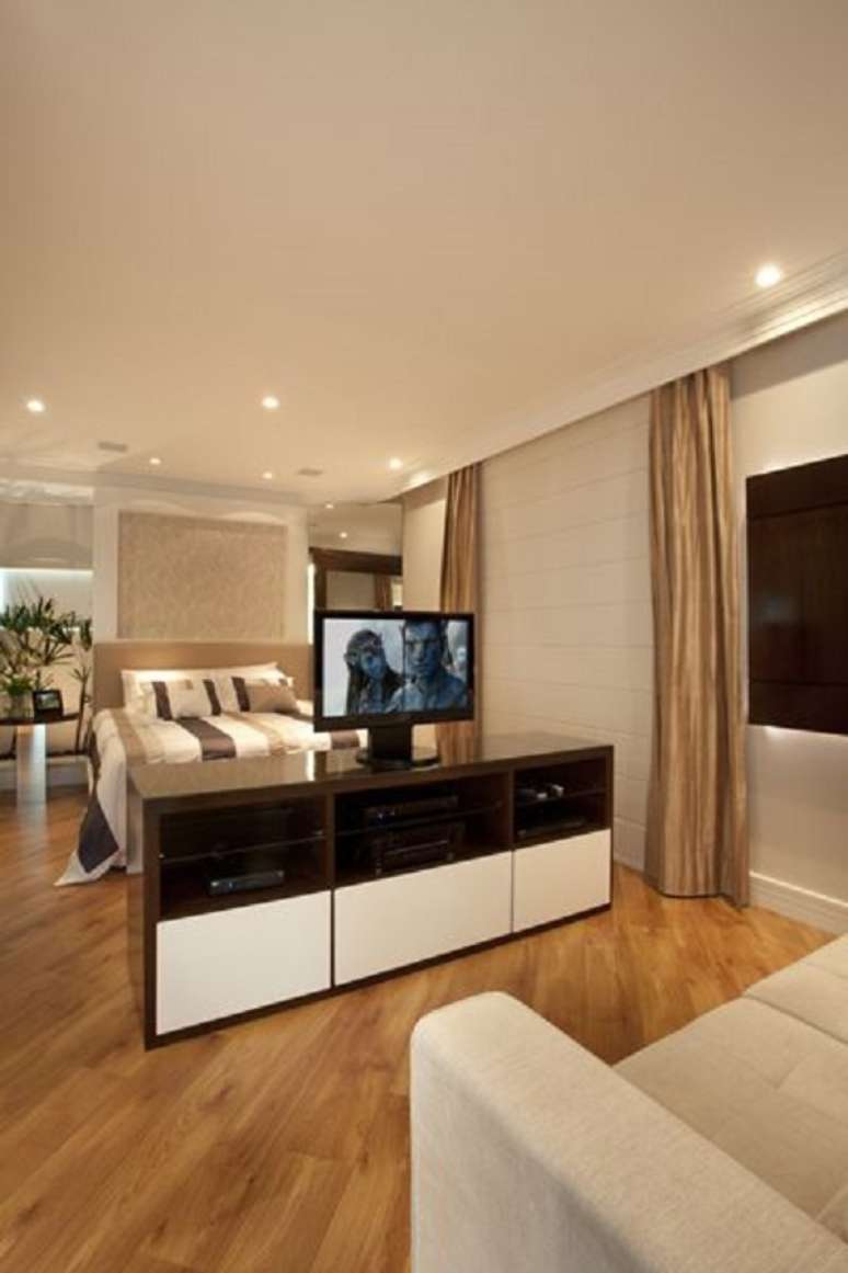49. Quarto modulado com móveis de qualidade – Foto Iara Kilaris