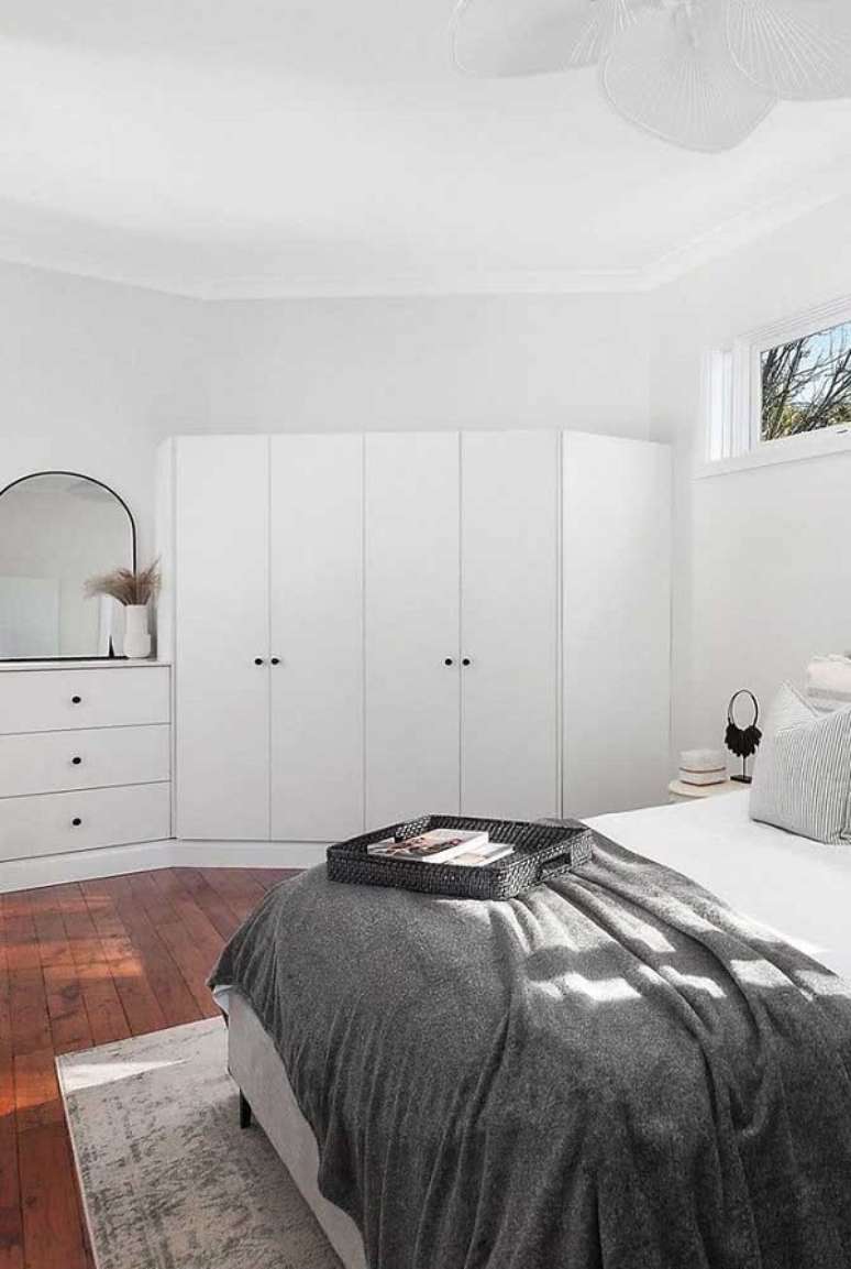 3. Veja como organizar um quarto modulado pequeno com armarios planejados claros – Foto Decor Facil