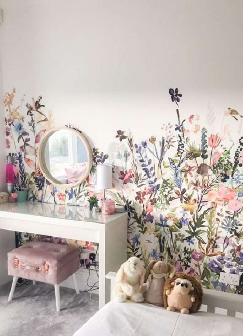 32. Parede de flores coloridas para quarto modulado com penteadeira – Foto Oh So Kel