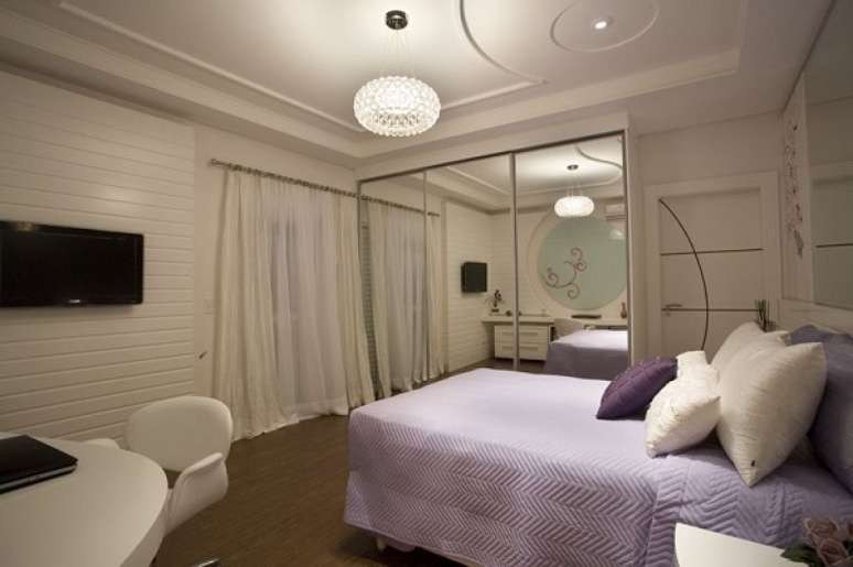 48. Quarto modulado com decoração em tons de lilas – Foto Iara Kilaris
