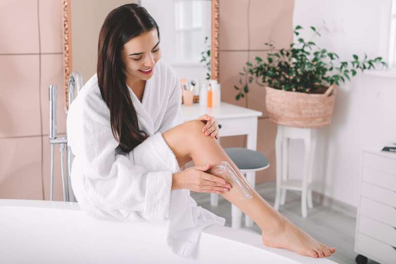 Hidratar a pele ajuda a prevenir estrias 