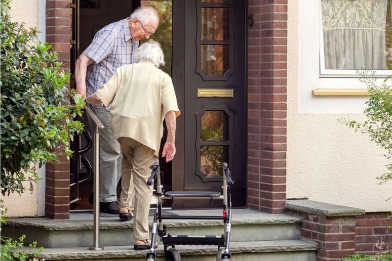 Instalar corrimão na escada ajuda os idosos a circular pelos espaços 