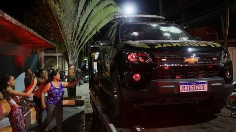 Carro da PF atingido por balas disparadas por Jefferson