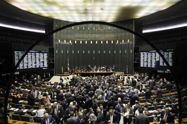 Sessão conjunta do Congresso votação dos vetos presidenciais foi adiada para consagrar só na Câmara acordo que pagador de impostos bancou, como sempre.