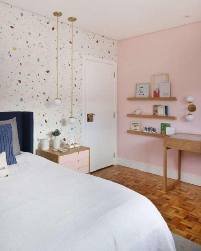 37. Quarto modulado com granilite colorido na parede e prateleiras para decoração – Foto GF Projetos