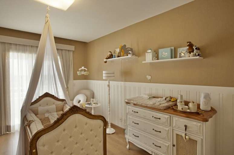 7. Quarto de bebê com parede cor areia – Foto Iara Kilaris