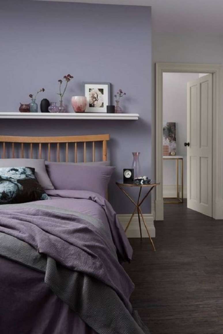 42. Quarto modulado com parede roxa moderna e moveis amadeirados – Foto Estofos