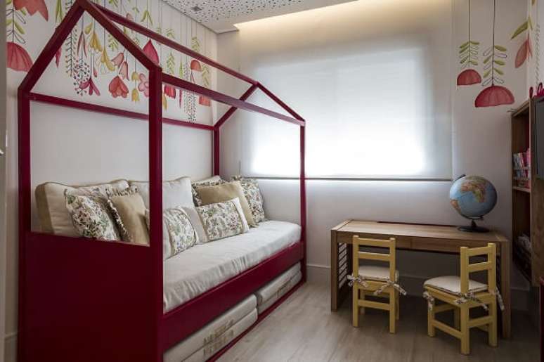 23. Ideias para parede com flores vermelhas para quarto modulado infantil – Foto Helena Koki