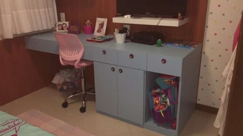 27. Mesa de estudo para quarto pequeno – Foto Leandro Gandine