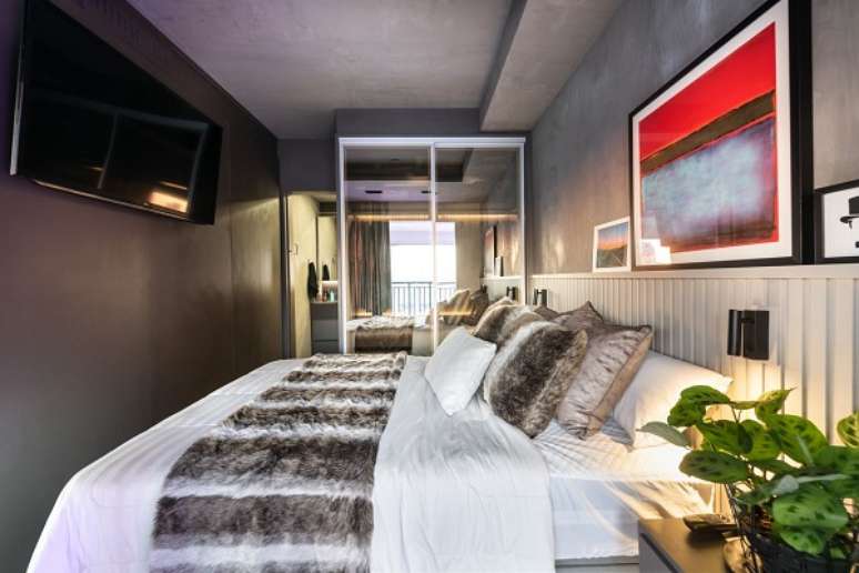 31. Móveis para quarto modulado pequeno com guarda roupa espelhado – Foto Fernando Pagani