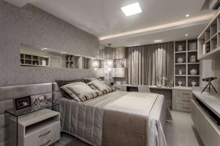 17. Como organizar um quarto modulado pequeno de casal com decoração de ambientes neutra – Foto Vanja Maia