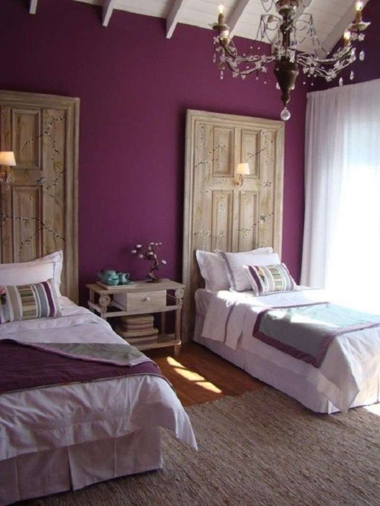 41. Quarto modulado com parede roxa – Foto Remodelaholic