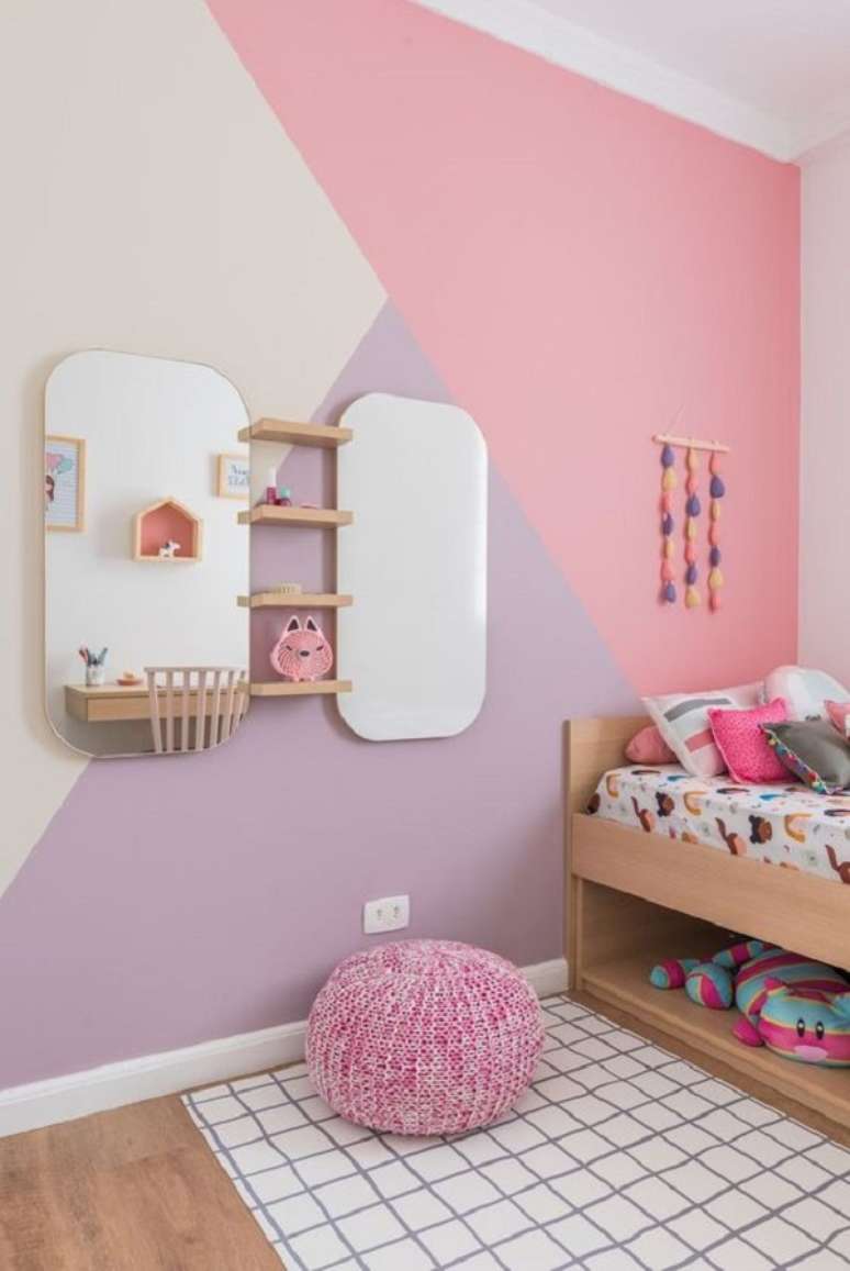 40. Quarto com parede roxa e rosa feminina – Foto Banana Bananeira