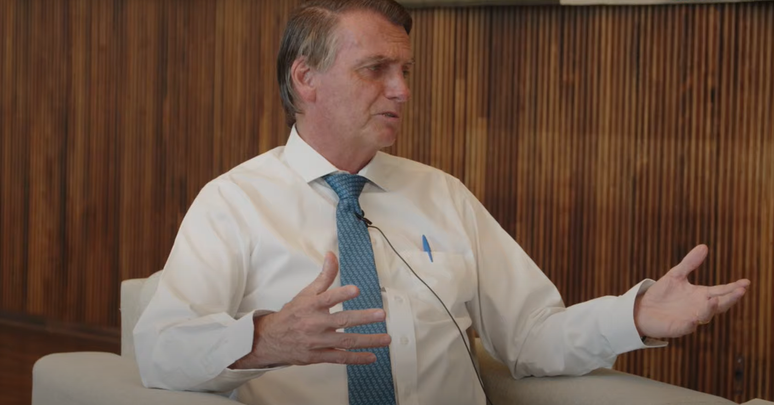 Jair Bolsonaro (PL) minimiza relação com Roberto Jefferson em entrevista