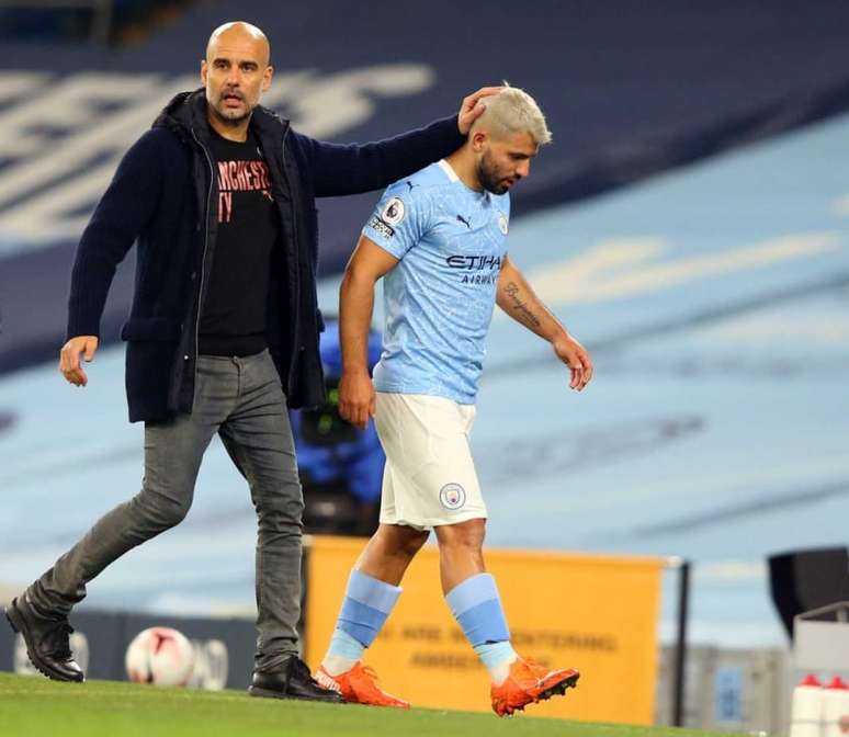 Pep Guardiola via problemas de Sérgio Agüero com a balança no Manchester City (Foto: ALEX LIVESEY / POOL / AFP)