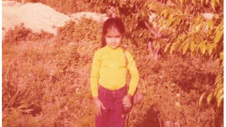 Parnaz Imani quando criança no Irã em seu primeiro dia de aula, dois anos antes da Revolução Islâmica