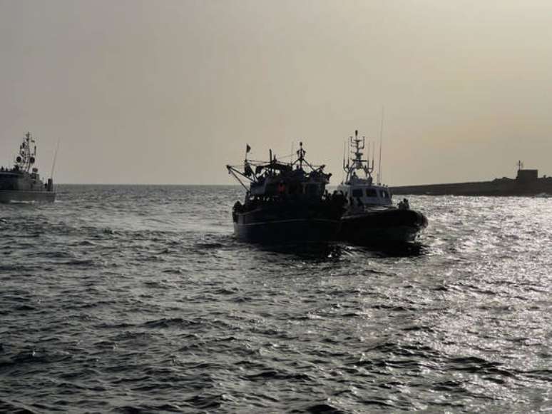 Barcos com 500 migrantes chegam na ilha de Lampedusa