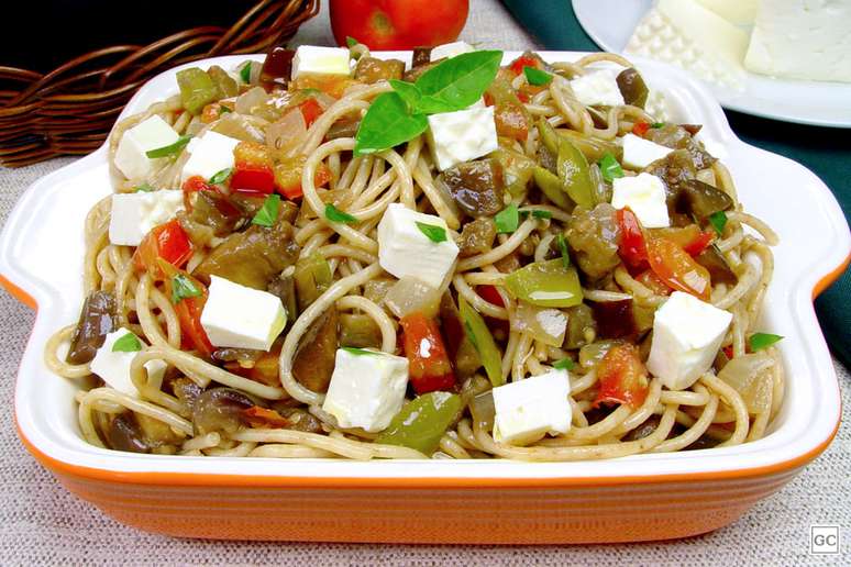 Macarrão integral com berinjela – Foto: Guia da Cozinha