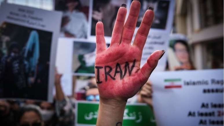 Manifestantes protestam contra morte de Mahsa Amini em Istambul, Turquia