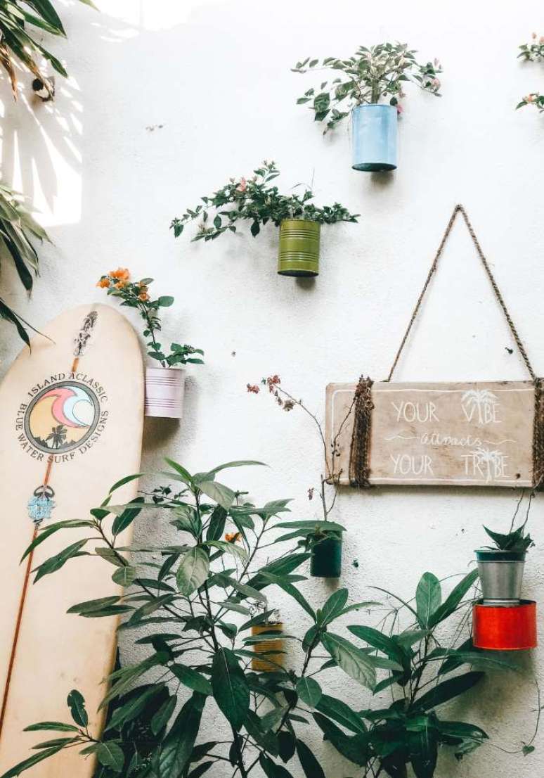 4. Reutilize as latas e transforme-as em vasos. Fonte &ndash; Unsplash