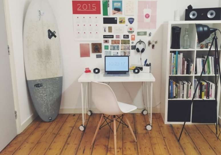 7. O cantinho de trabalho tamb&eacute;m pode receber um toque especial no decor. Fonte &ndash; Unsplash