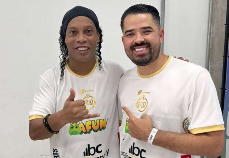 Ronaldinho e Éder Borges após amistoso (Arquivo Pessoal)