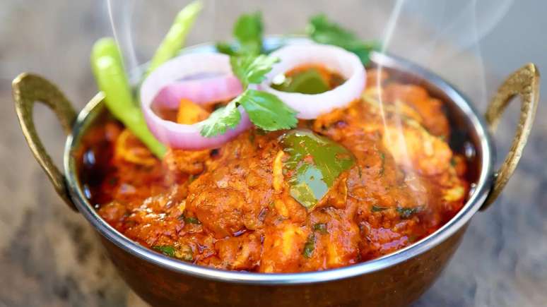 O consumo de alimentos apimentados, como molhos de pimenta, que cont&eacute;m capsaicina, pode ajudar a reduzir o apetite mais tarde