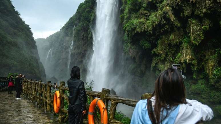 O ruído marrom é caracterizado por frequências baixas, como o som de uma cachoeira