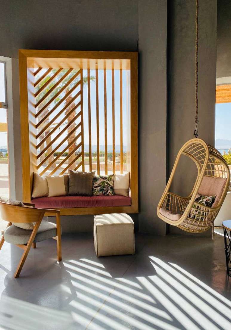 19. Balan&ccedil;os e almofadas trazem ainda mais conforto para a casa da praia. Fonte &ndash; Unsplash