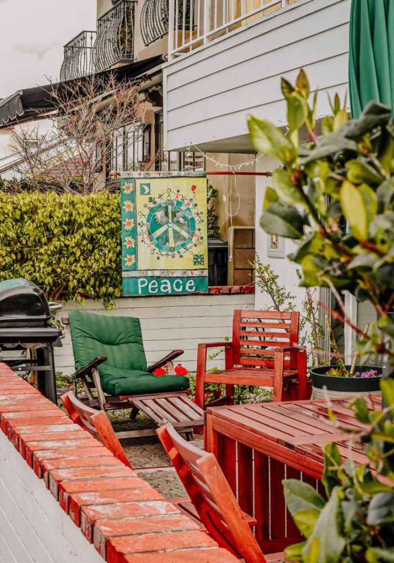 18. Transforme a &aacute;rea externa em um ambiente aconchegante. Fonte &ndash; Unsplash