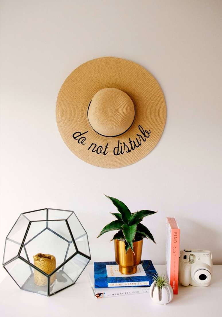 14. Chap&eacute;us pendurados na parede s&atilde;o puro charme. Fonte &ndash; Unsplash