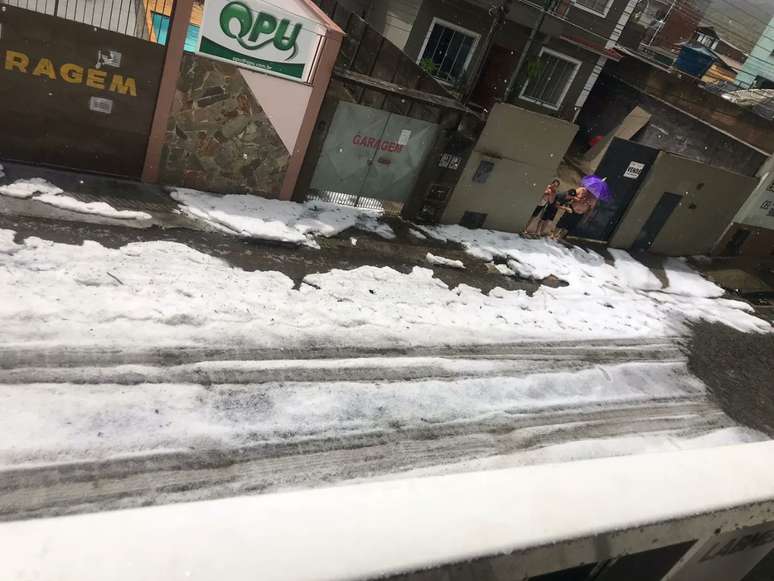 Chuva de granizo atinge município de Cordeiro, no RJ