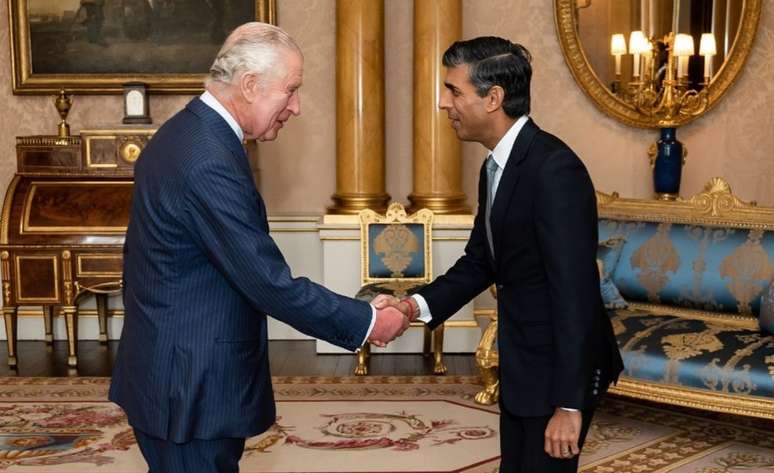 Rei Charles III cumprimenta o novo primeiro-ministro, Rishi Sunak